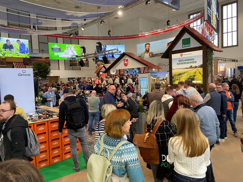 Gut besuchter Marktplatz der Niedersachsenhalle: Gäste zwischen Sitzgruppen und Ständen der Hallengastronomie