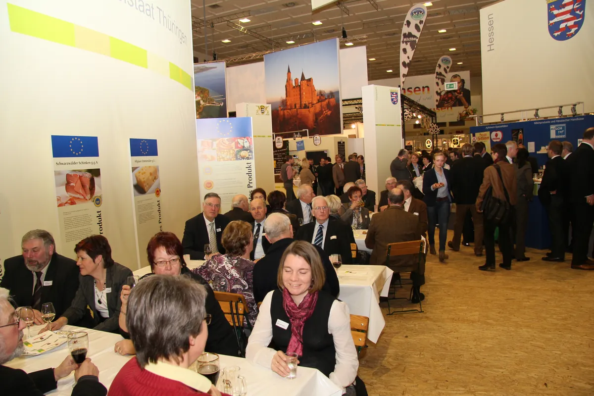 Niedersachsenabend 2012: Gäste an Tischen in Halle 20 mit Blick in den Ausstellungsbereich