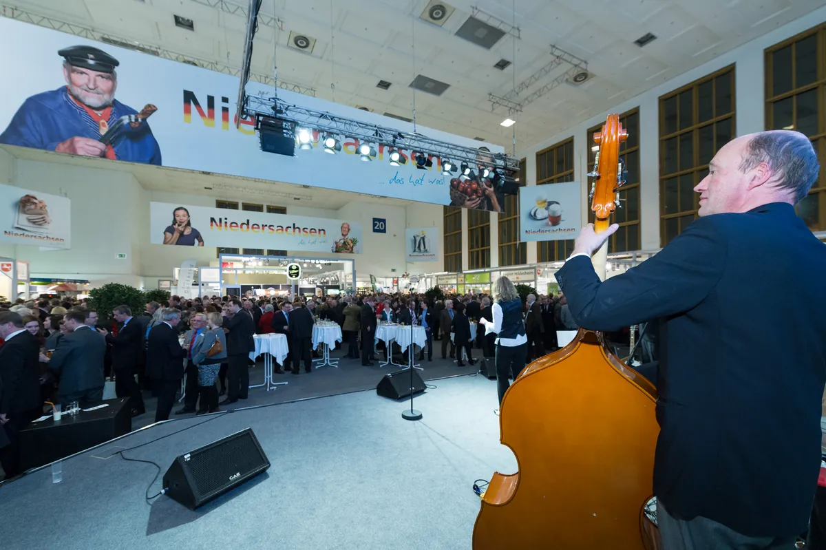 Niedersachsenabend 2013: Blick von der Bühne mit Kontrabass über die voll besetzte Halle 20
