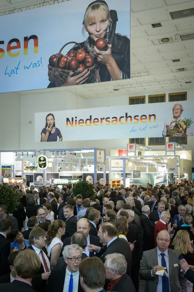 Niedersachsenabend 2013: Hallentotale mit großem Niedersachsen-Banner über der vollen Halle