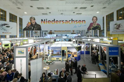 Niedersachsenabend 2013: erhöhter Blick über die belebte Standfläche der Niedersachsenhalle