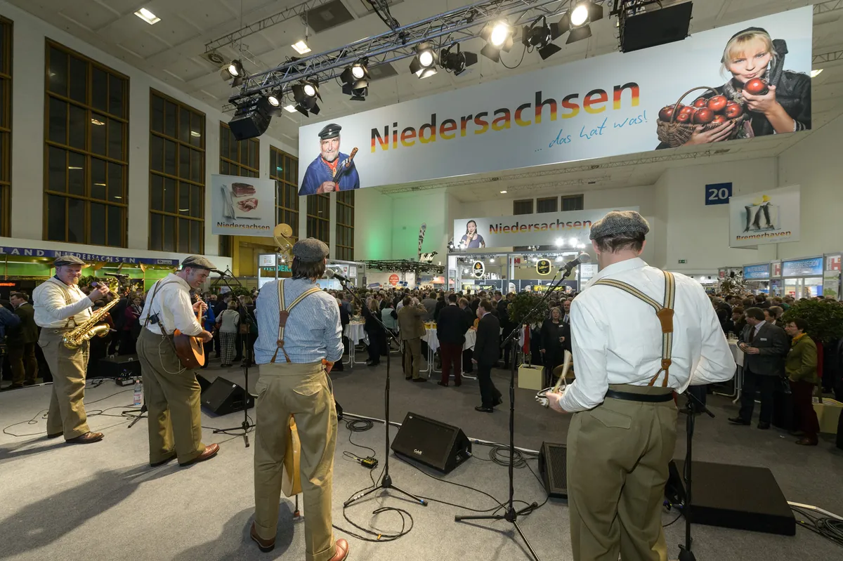 Niedersachsenabend 2014: Blick hinter der Band über die voll besetzte Halle