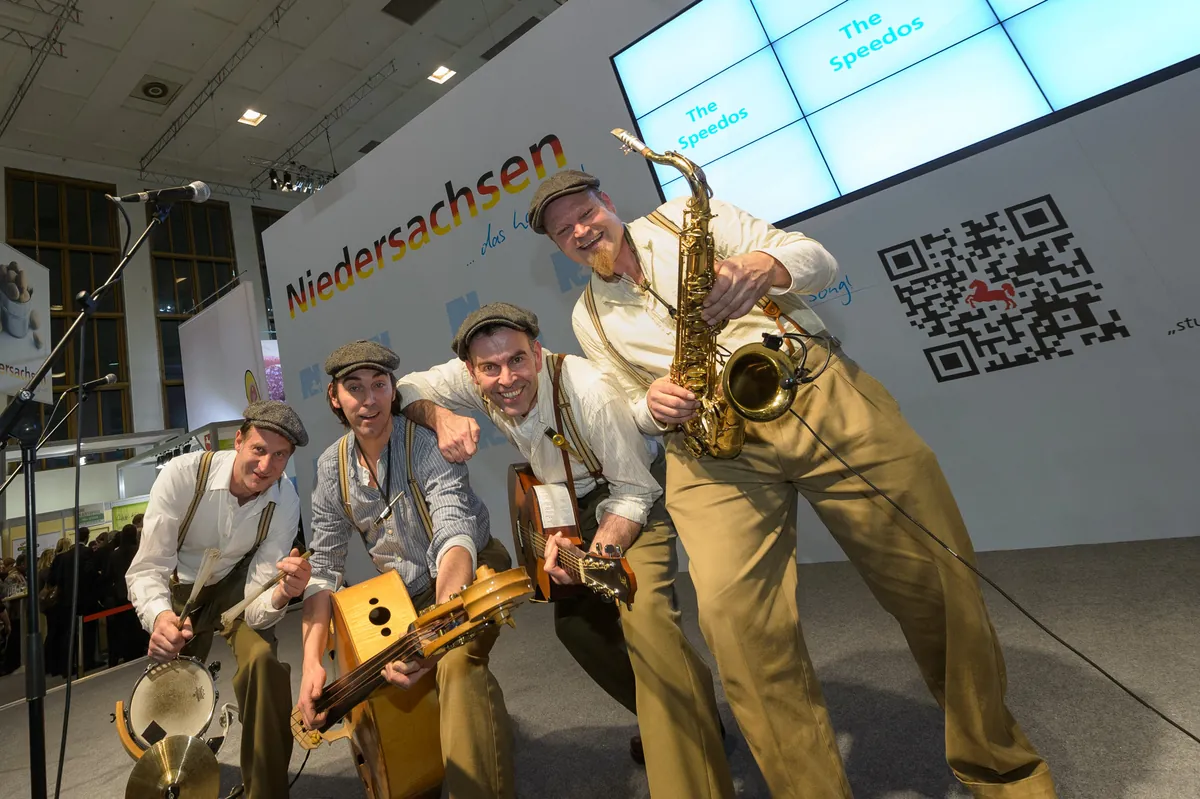 Niedersachsenabend 2014: Band The Speedos in Pose vor dem Niedersachsen-Backdrop