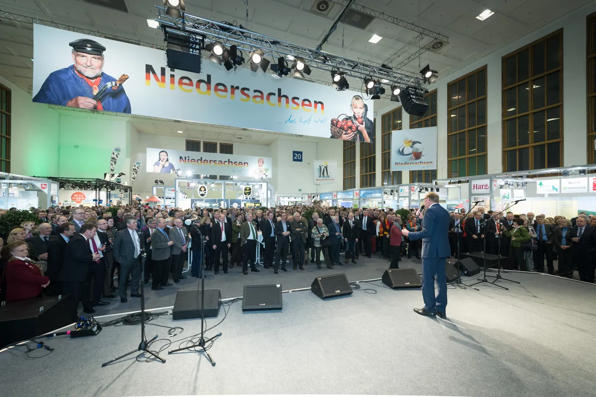 Niedersachsenabend 2014: Weitblick über die volle Halle 20 zur Bühne mit Redner