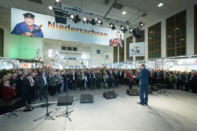 Niedersachsenabend 2014: Weitblick über die volle Halle 20 zur Bühne mit Redner