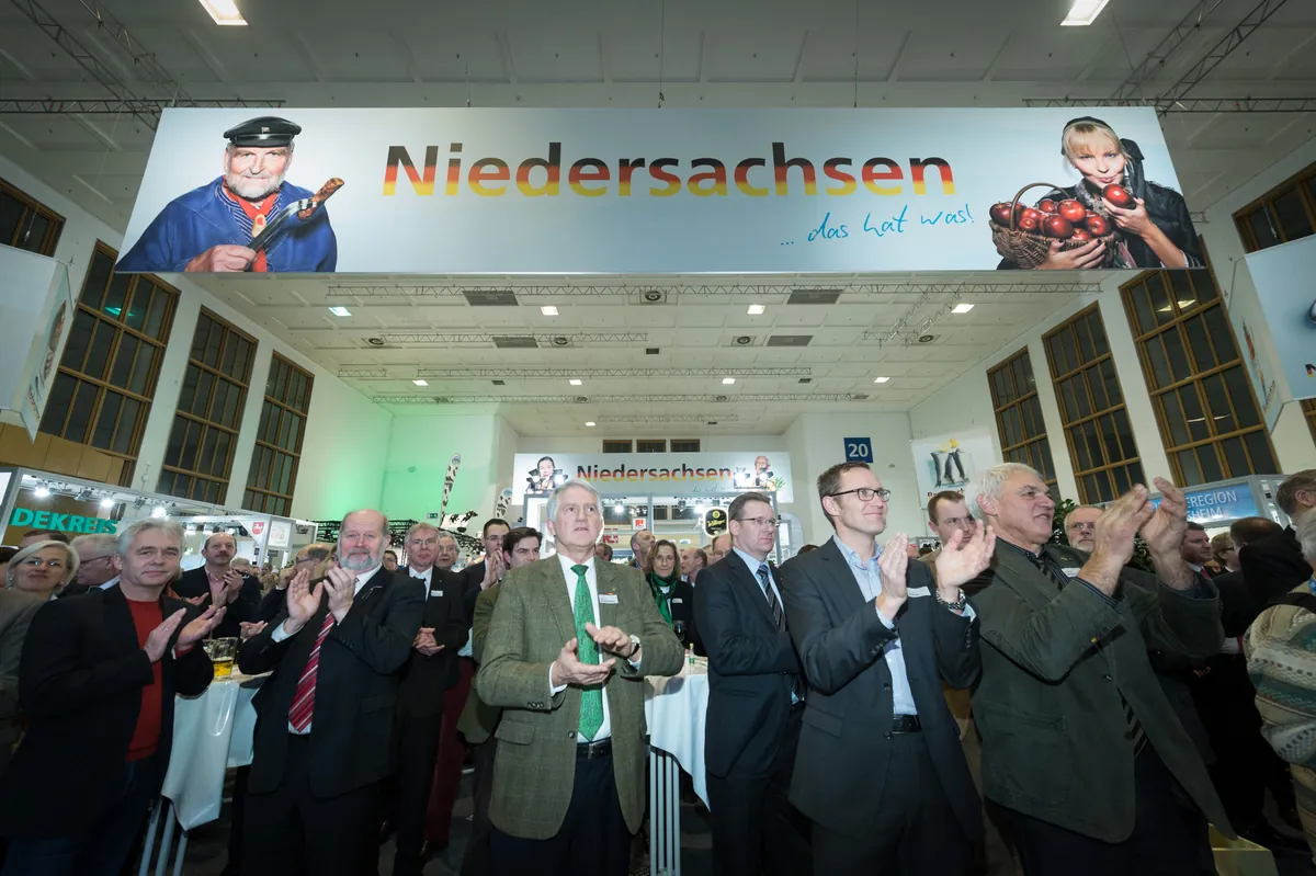 Niedersachsenabend 2014: applaudierendes Publikum unter dem großen Niedersachsen-Schild