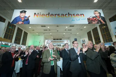Niedersachsenabend 2014: applaudierendes Publikum unter dem großen Niedersachsen-Schild