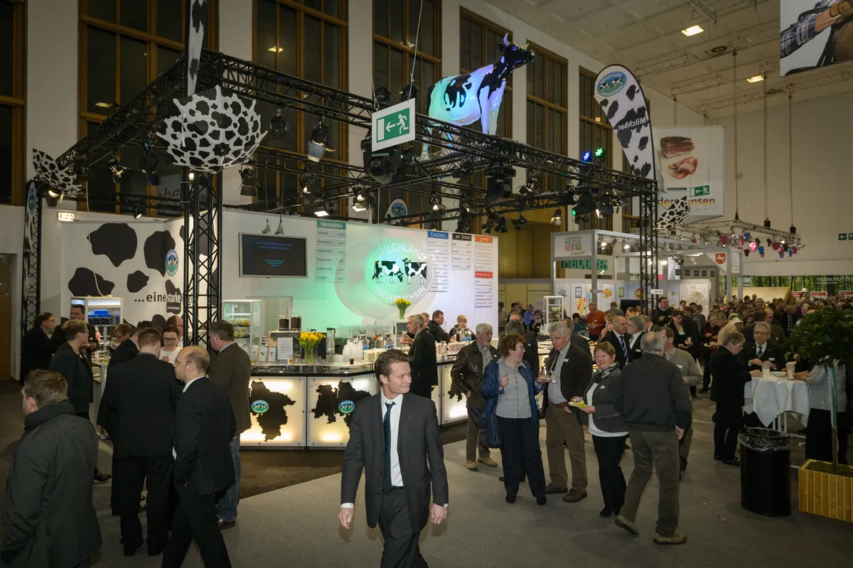 Niedersachsenabend 2015: Weitwinkelblick durch die Halle mit leuchtender Kuh-Skulptur und LED-Bar