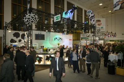 Niedersachsenabend 2015: Weitwinkelblick durch die Halle mit leuchtender Kuh-Skulptur und LED-Bar