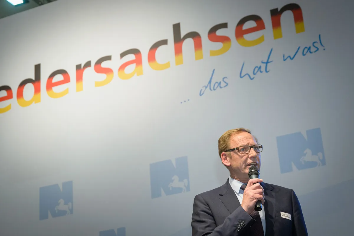 Niedersachsenabend 2015: Redner vor dem Banner „Niedersachsen … das hat was!"
