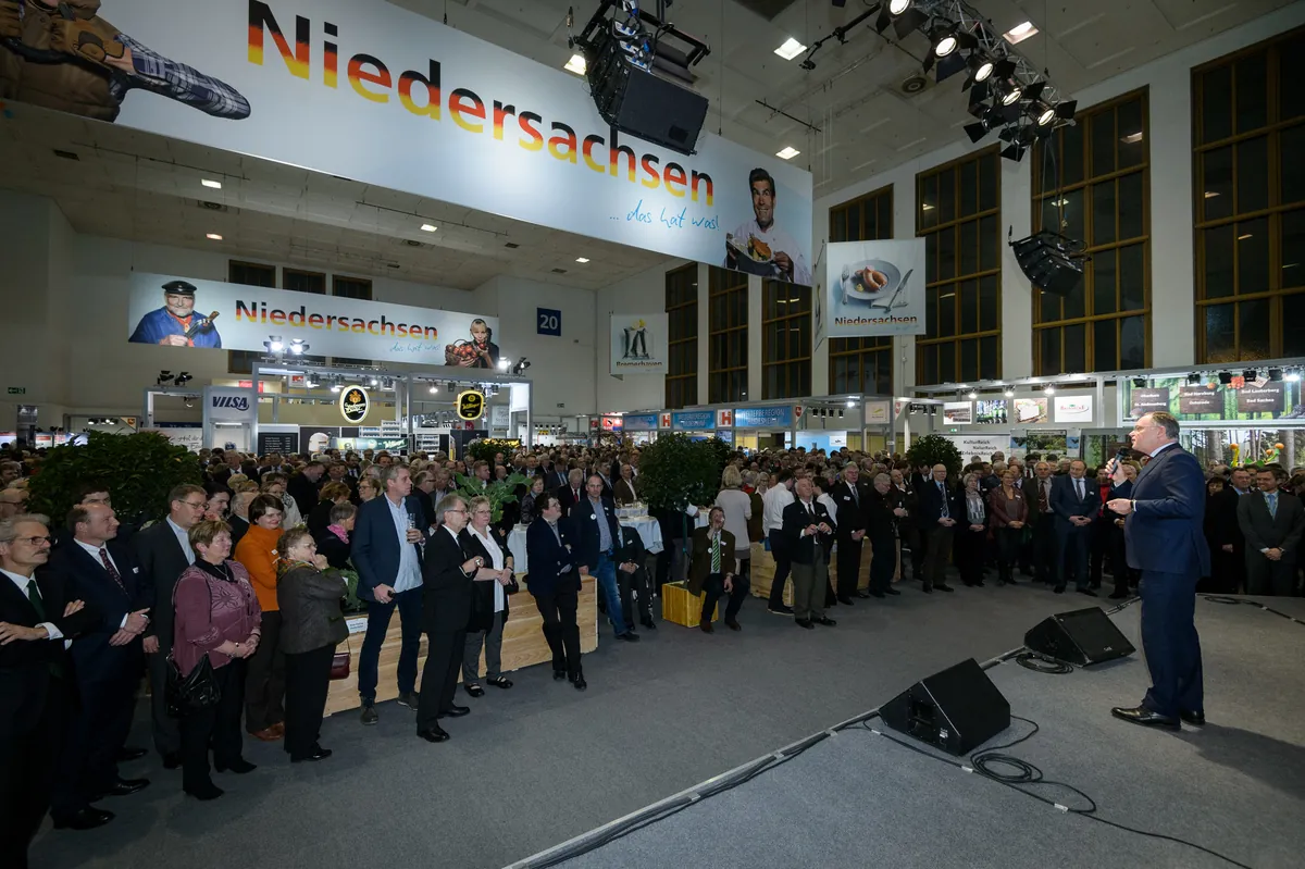 Niedersachsenabend 2016: Redner am Podium vor der voll besetzten Niedersachsenhalle