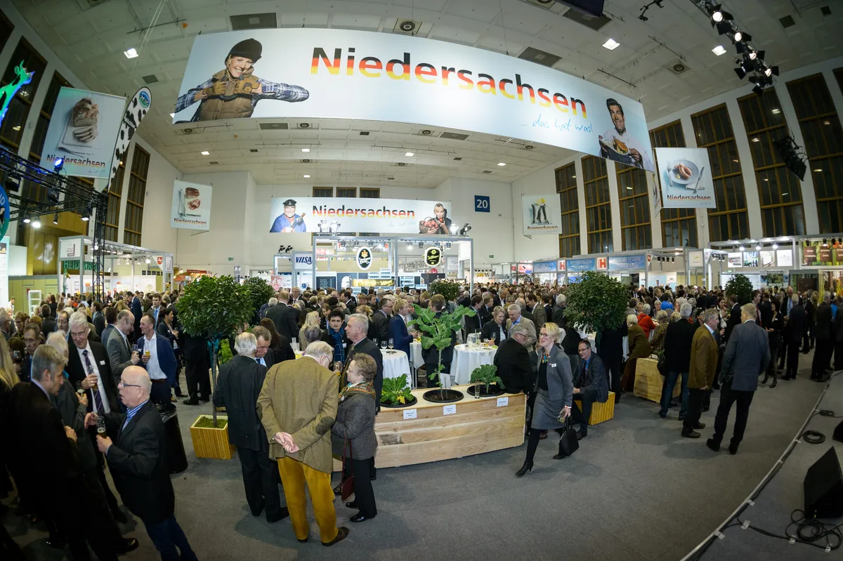 Niedersachsenabend 2016: Weitwinkel-Totale der voll besetzten Halle 20 mit Niedersachsen-Banner