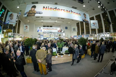 Niedersachsenabend 2016: Weitwinkel-Totale der voll besetzten Halle 20 mit Niedersachsen-Banner