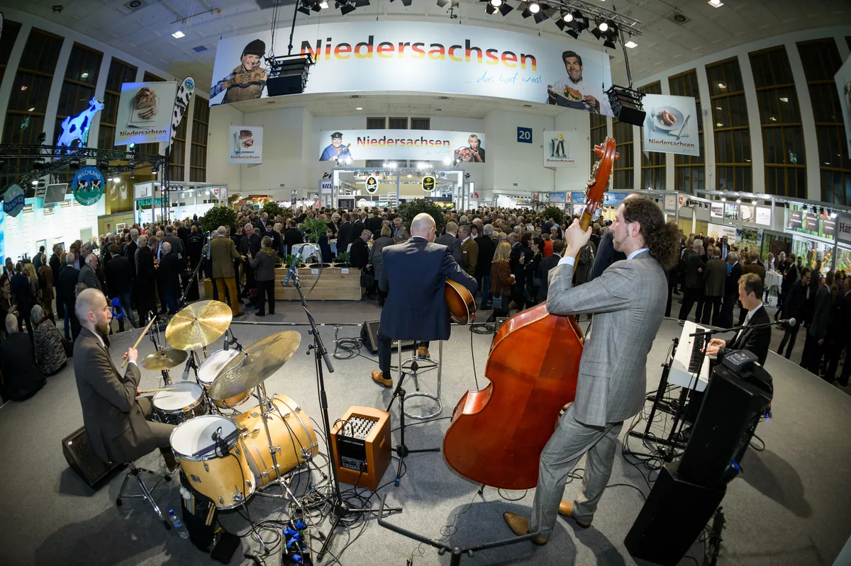 Niedersachsenabend 2016: Blick von der Jazzband über die volle Halle, Halle-20-Schild sichtbar