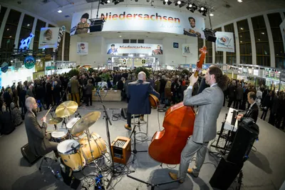 Niedersachsenabend 2016: Blick von der Jazzband über die volle Halle, Halle-20-Schild sichtbar