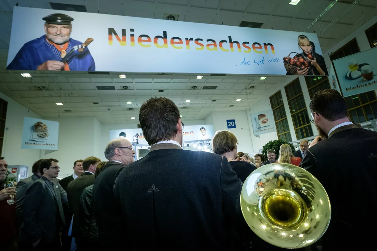 Niedersachsenabend 2017: Blaskapelle unter dem großen Niedersachsen-Banner im Hallenbogen