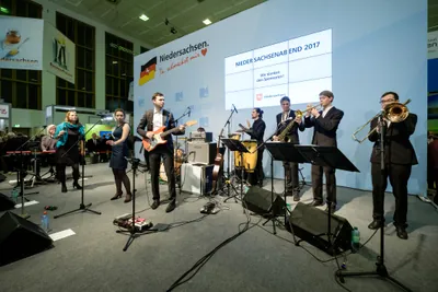 Niedersachsenabend 2017: Liveband in voller Besetzung auf der Bühne der Niedersachsenhalle