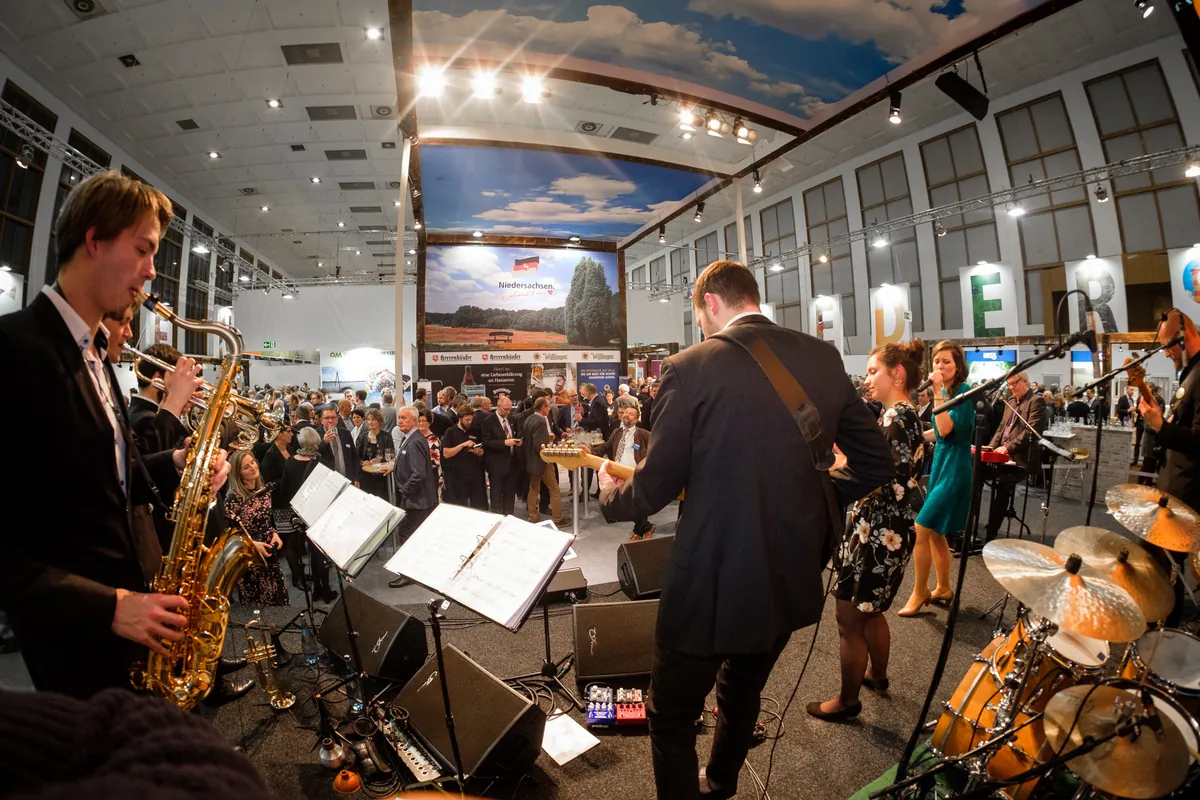 Niedersachsenabend 2018: Liveband vor der voll besetzten Halle mit Niedersachsen-Backdrop