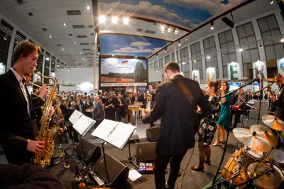 Niedersachsenabend 2018: Liveband vor der voll besetzten Halle mit Niedersachsen-Backdrop