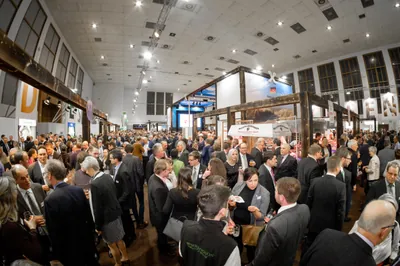 Niedersachsenabend 2018: Tiefenblick durch die volle Halle 20 in stimmungsvollem Licht