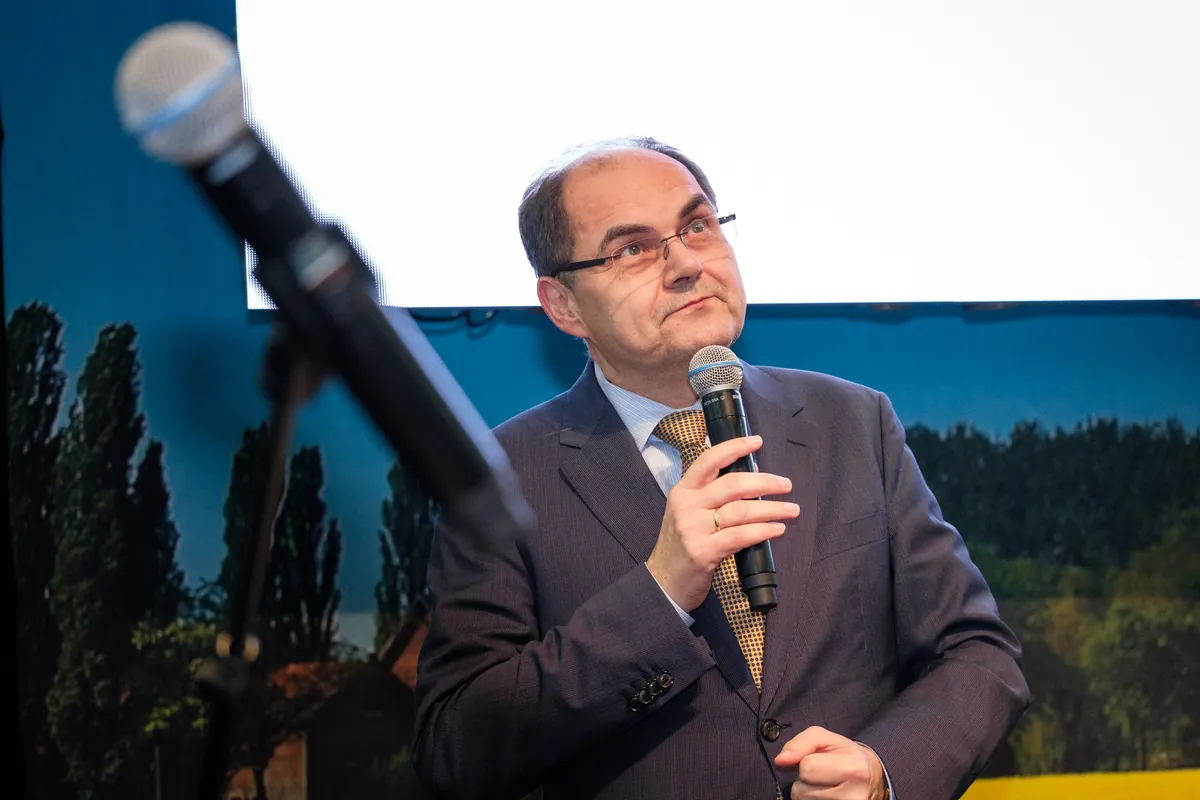 Niedersachsenabend 2018: Podium vor der Leinwand „Niedersachsenabend 2018"