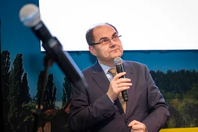 Niedersachsenabend 2018: Podium vor der Leinwand „Niedersachsenabend 2018"