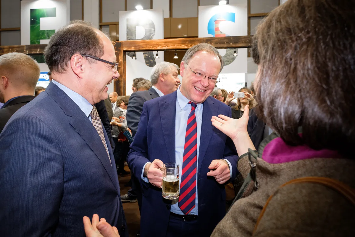 Niedersachsenabend 2018: Stephan Weil im Dialog, Niedersachsen-Buchstabenstelen im Hintergrund