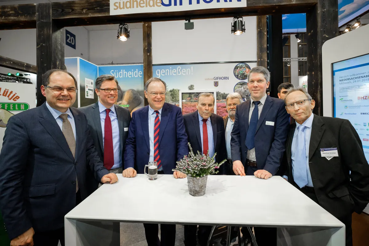 Niedersachsenabend 2018: Stephan Weil mit Gästen am Stand der Südheide/Gifhorn