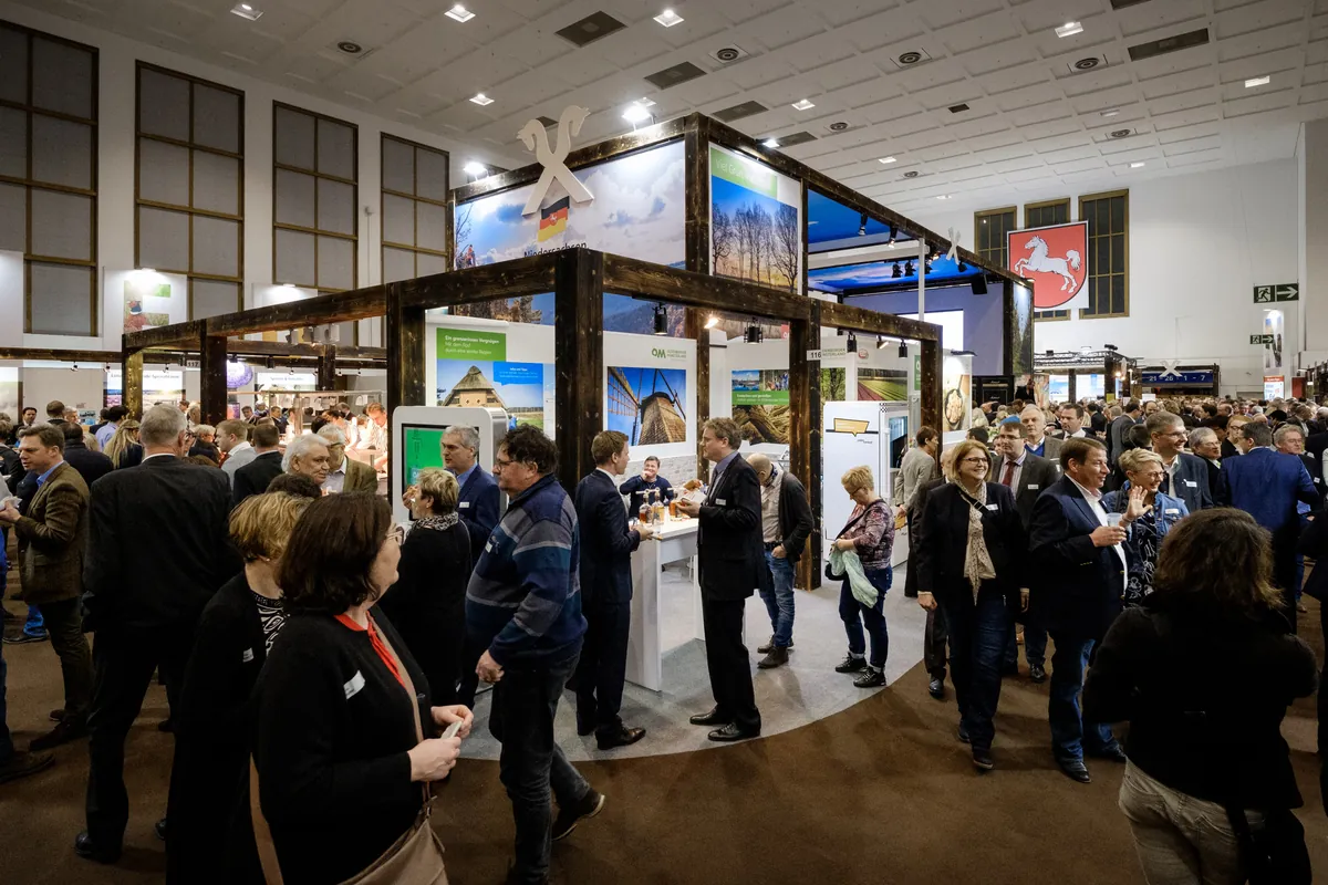 Niedersachsenabend 2019: Ausstellerstand vor voll besetzter Halle, Niedersachsen-Wappen sichtbar