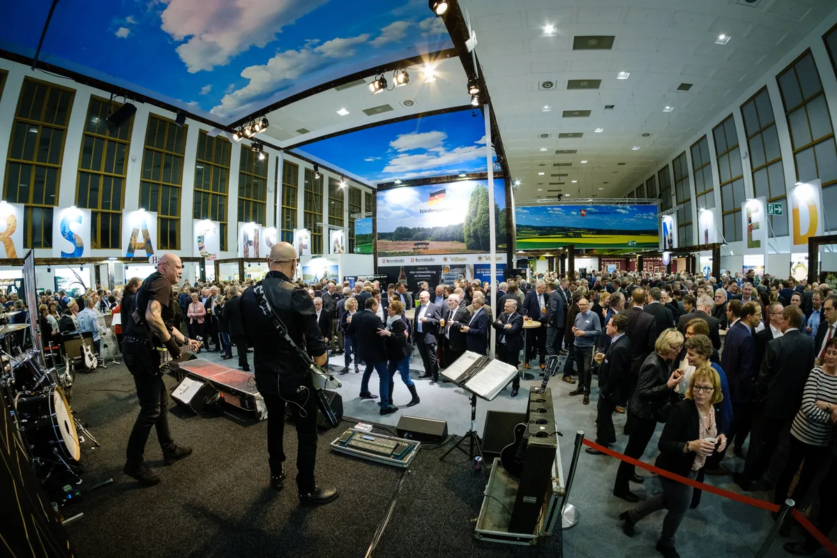 Niedersachsenabend 2019: Weitwinkel-Panorama der vollen Halle mit Liveband im Vordergrund