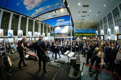 Niedersachsenabend 2019: Weitwinkel-Panorama der vollen Halle mit Liveband im Vordergrund
