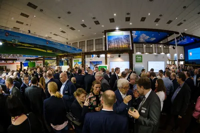 Niedersachsenabend 2020: prall gefüllte Halle mit Landschaftspanorama und Aussteller-Screens