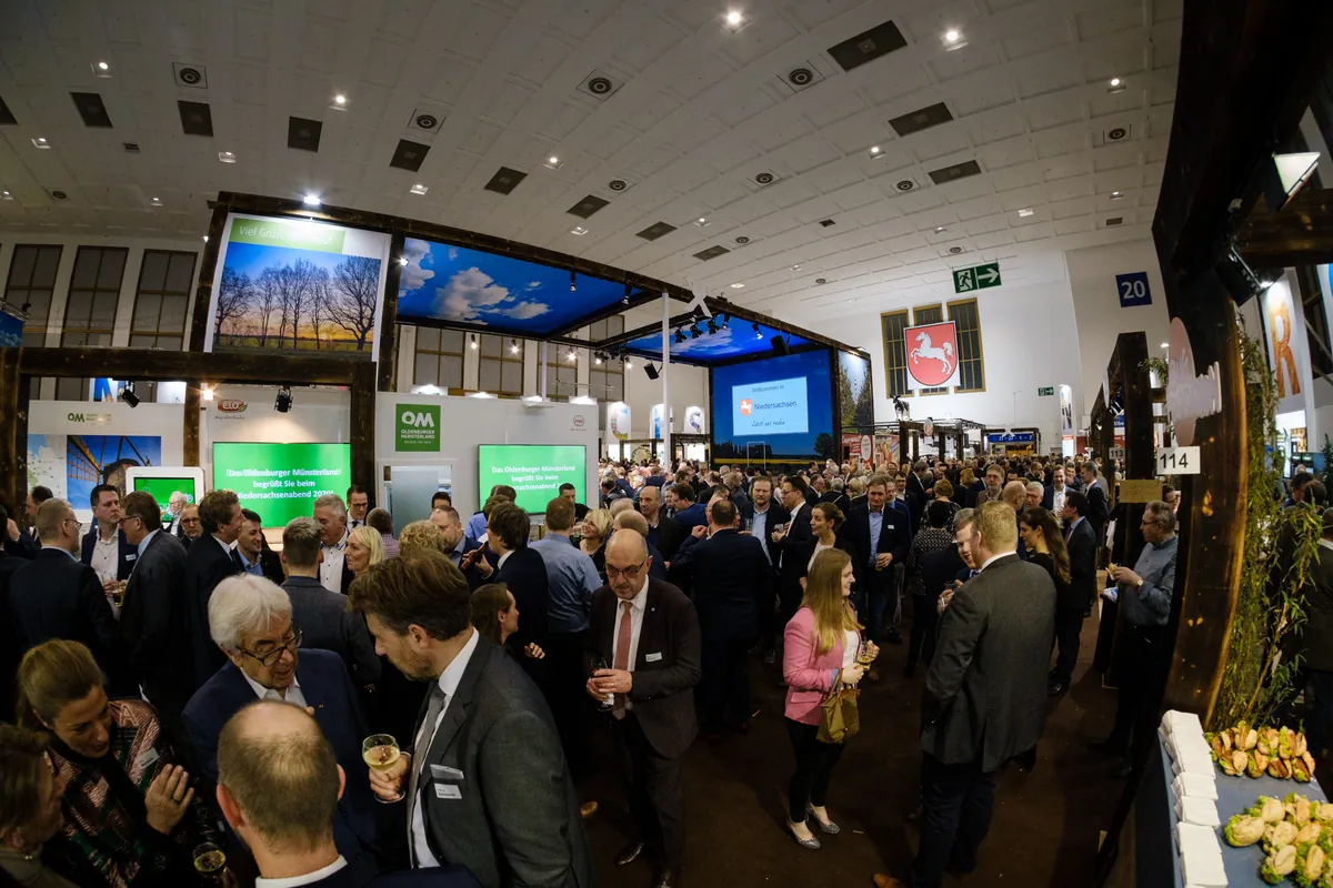 Niedersachsenabend 2020: Weitwinkelblick in die gefüllte Halle 20 mit Hallenarchitektur