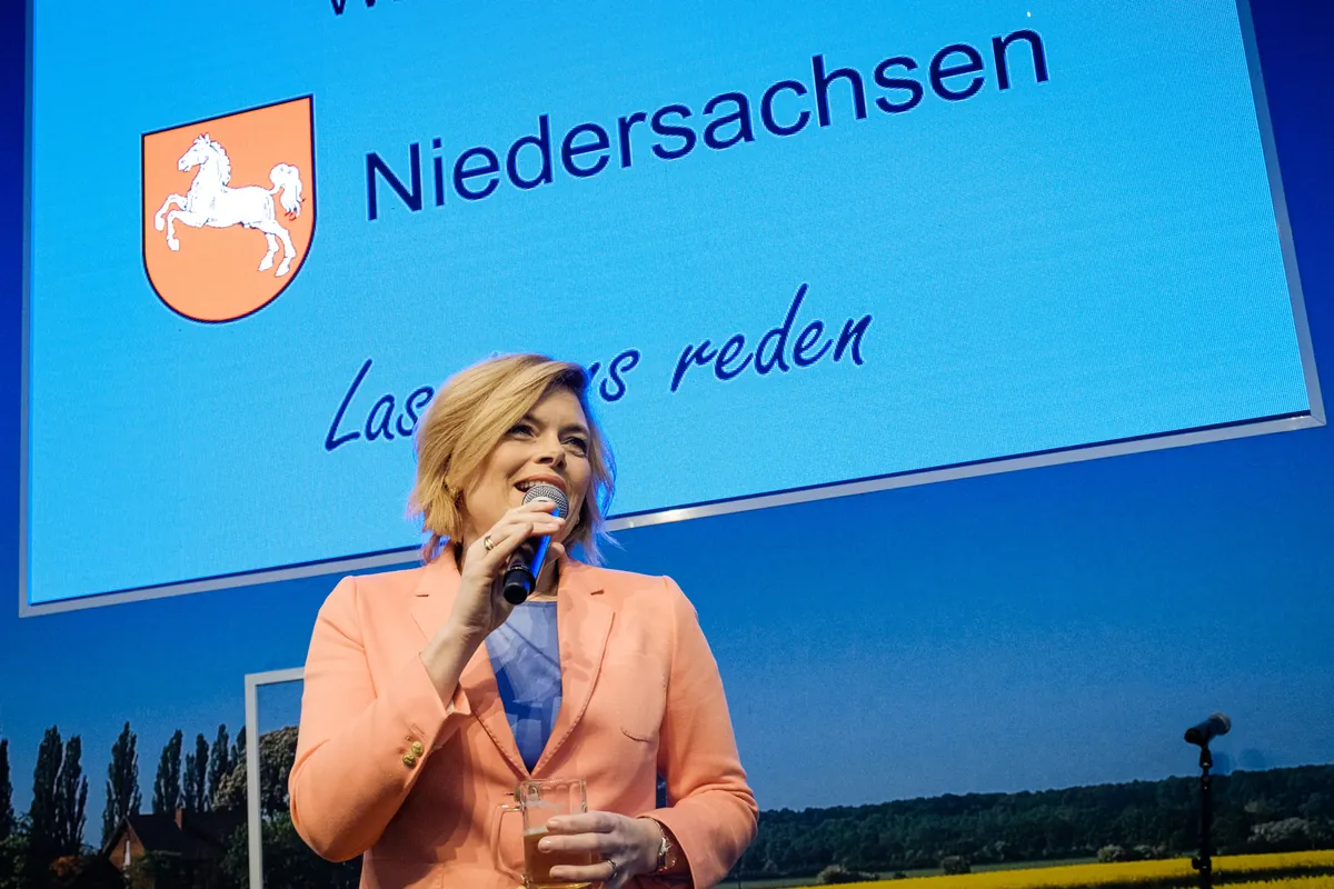 Niedersachsenabend 2020: Julia Klöckner mit Mikrofon vor großem Niedersachsen-Leinwandmotiv