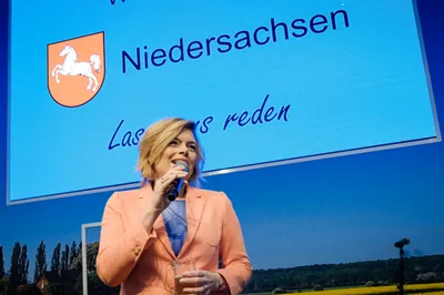 Niedersachsenabend 2020: Julia Klöckner mit Mikrofon vor großem Niedersachsen-Leinwandmotiv