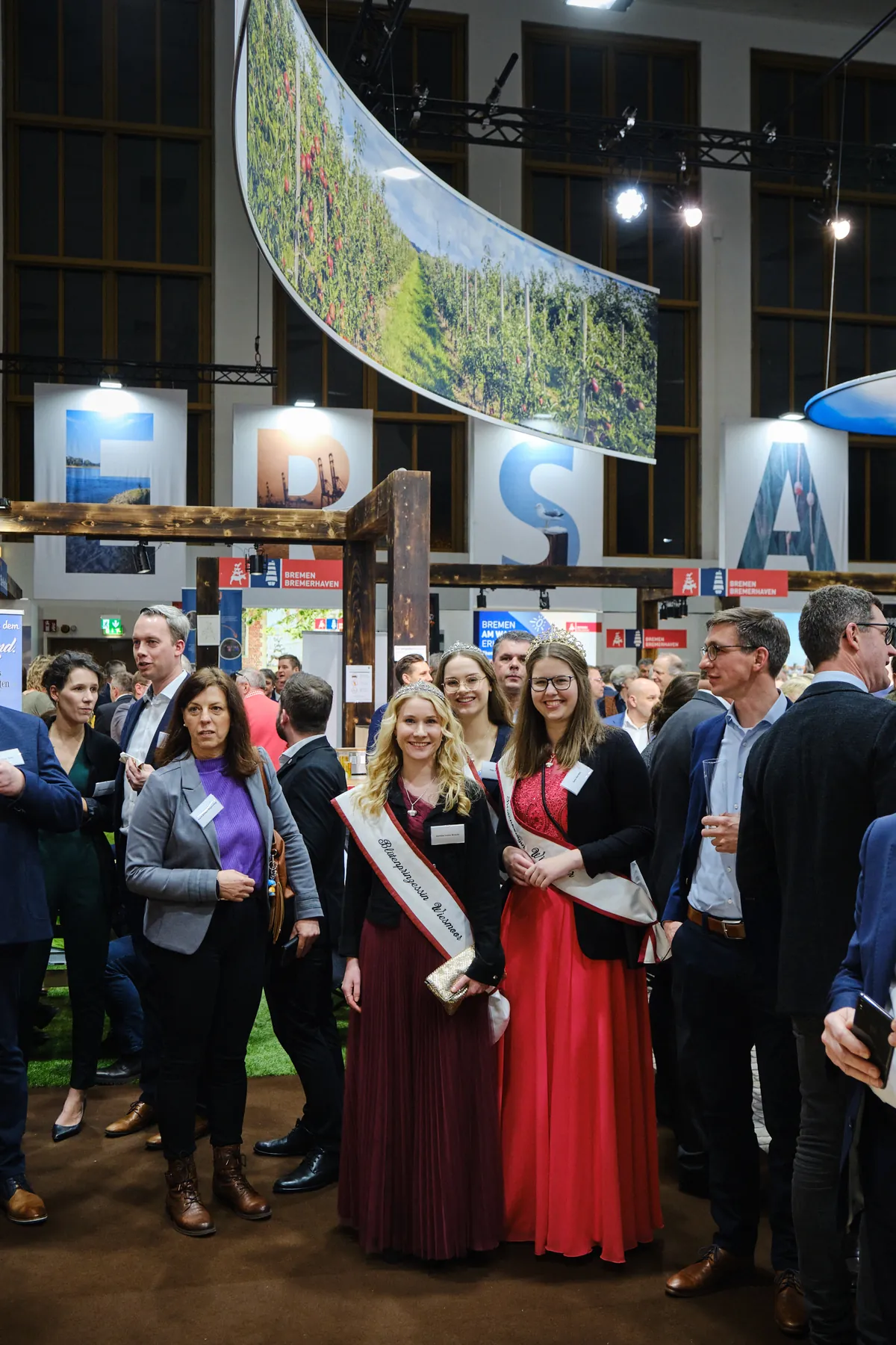 Niedersachsenabend 2023: Blick durch die Halle mit Ehrengästen und Ernteköniginnen unter dem Rundbanner