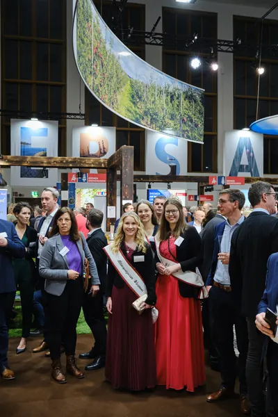 Niedersachsenabend 2023: Blick durch die Halle mit Ehrengästen und Ernteköniginnen unter dem Rundbanner