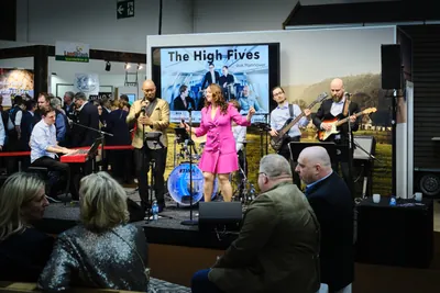 Niedersachsenabend 2024: Band The High Fives auf der Bühne, Publikum im warmen Abendlicht