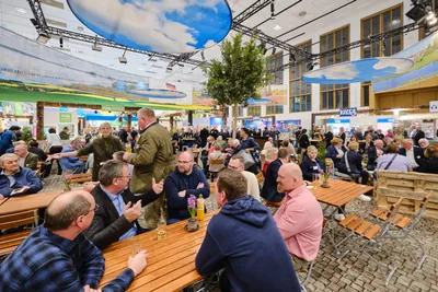 Niedersachsenabend 2025: Gäste an Biertischen auf dem Marktplatz der Halle