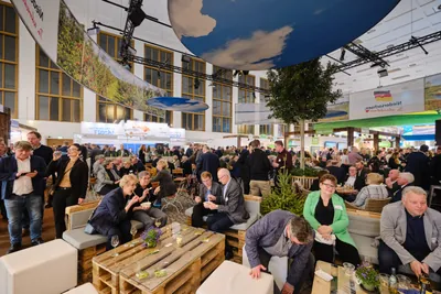 Niedersachsenabend 2025: Lounge-Bereich mit Gästen unter Bäumen und Wolkendecken-Installation
