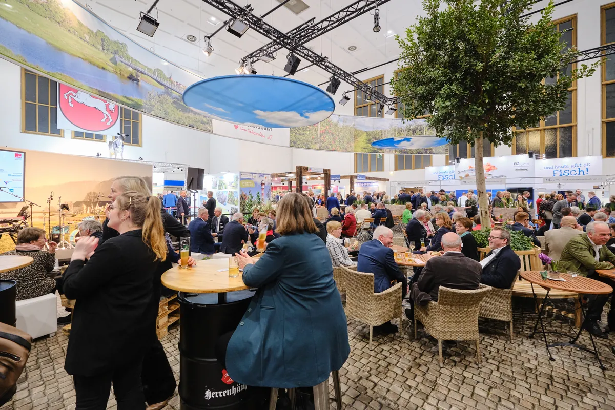 Niedersachsenabend 2025: Marktplatz-Sitzzone mit Niedersachsen-Banner und Sachsenross