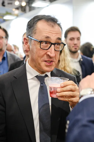 Niedersachsenabend 2025: Cem Özdemir im Portrait mit Getränk vom Milchland