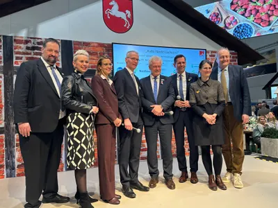 Niedersachsenabend 2026: Gastgeber und Ehrengäste auf der Bühne der Niedersachsenhalle