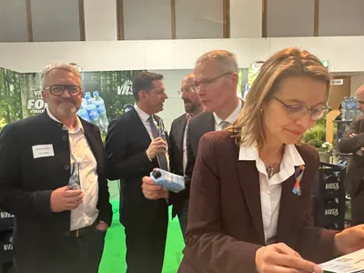 Niedersachsenabend 2026: Gäste im Gespräch am VILSA-Stand beim Netzwerkabend