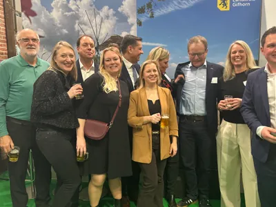 Niedersachsenabend 2026: ausgelassene Stimmung am Stand des Landkreises Gifhorn