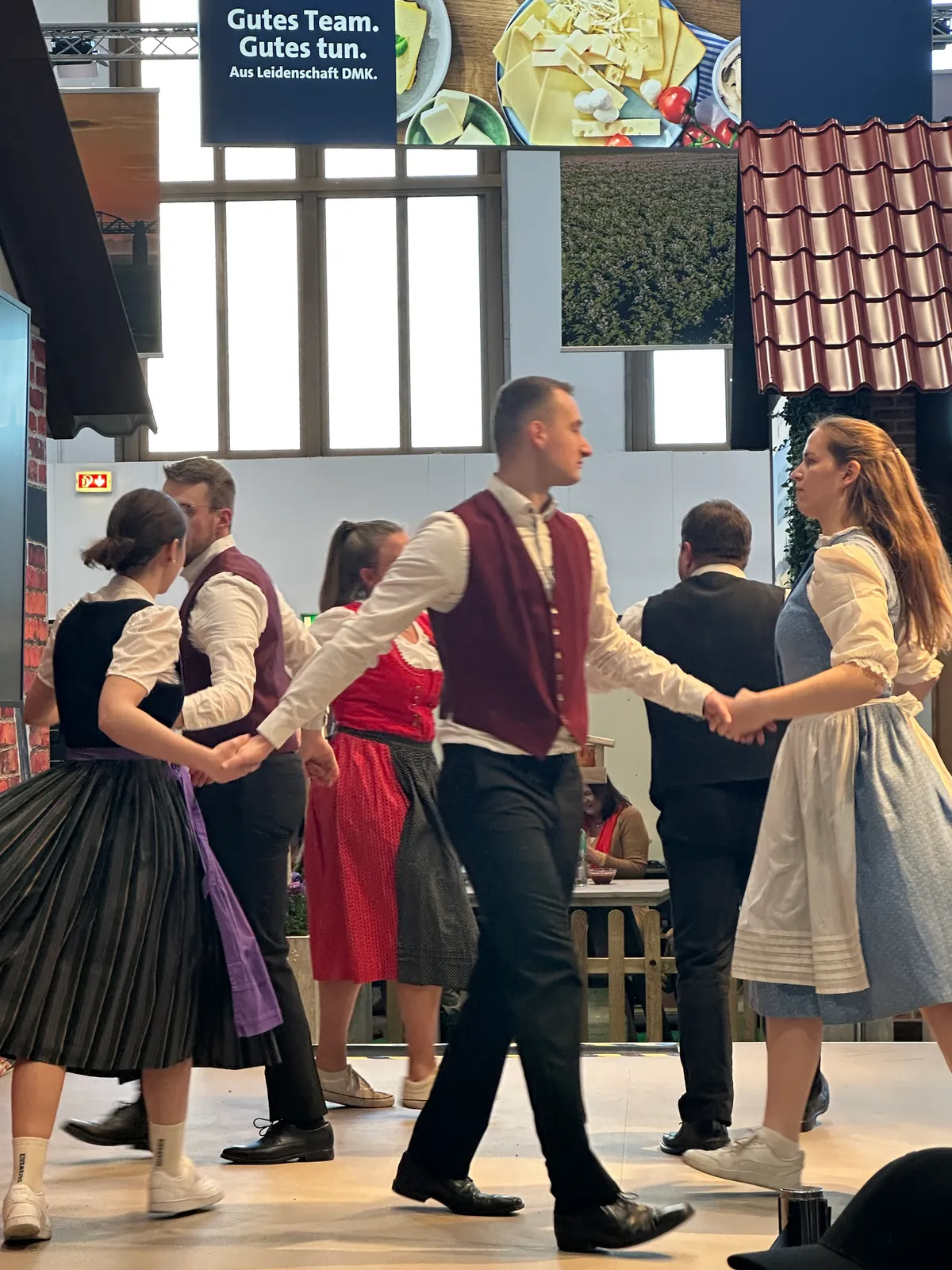 Niedersachsenabend 2026: Volkstanzgruppe wirbelt in Tracht über die Bühne der Niedersachsenhalle