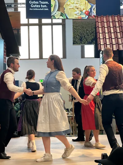 Niedersachsenabend 2026: zweites Volkstanzpaar in Tracht auf der Bühne