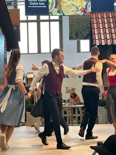 Niedersachsenabend 2026: Volkstanzpaar in Tracht bei der Vorführung auf der Bühne